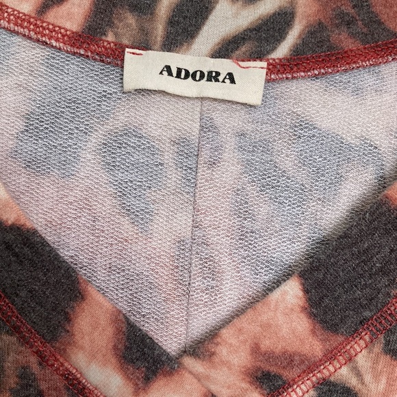 Super soft and stunning animal print top! Size s but fits m/l as well. - Picture 3 of 3